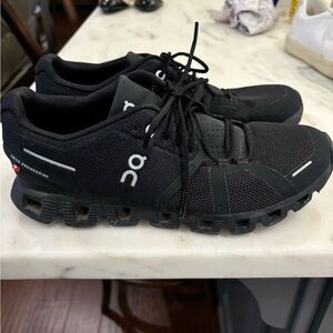 Women’s black size 7 On Cloud, Cloud 5 women’s shoes. Very good condition.